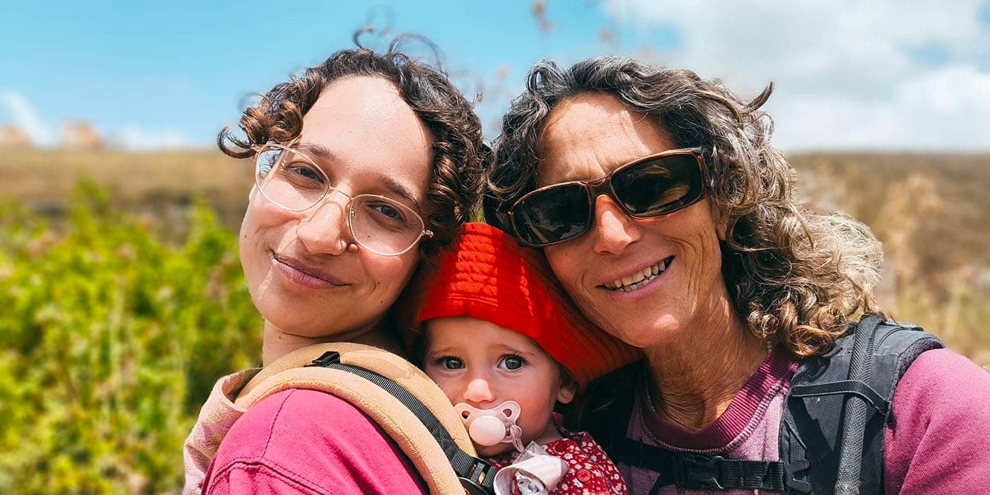 שתי נשים ותינוק בטיול בטבע